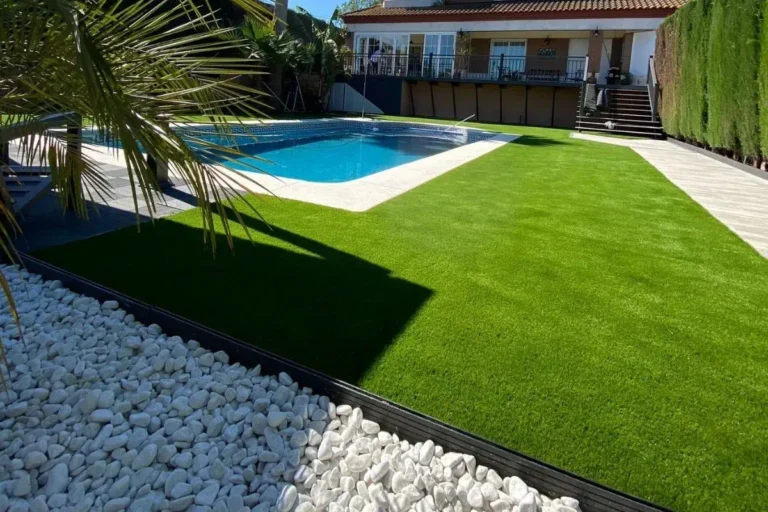 piscine-terrasse-artificielle-en-gazon-Leo-Environnement